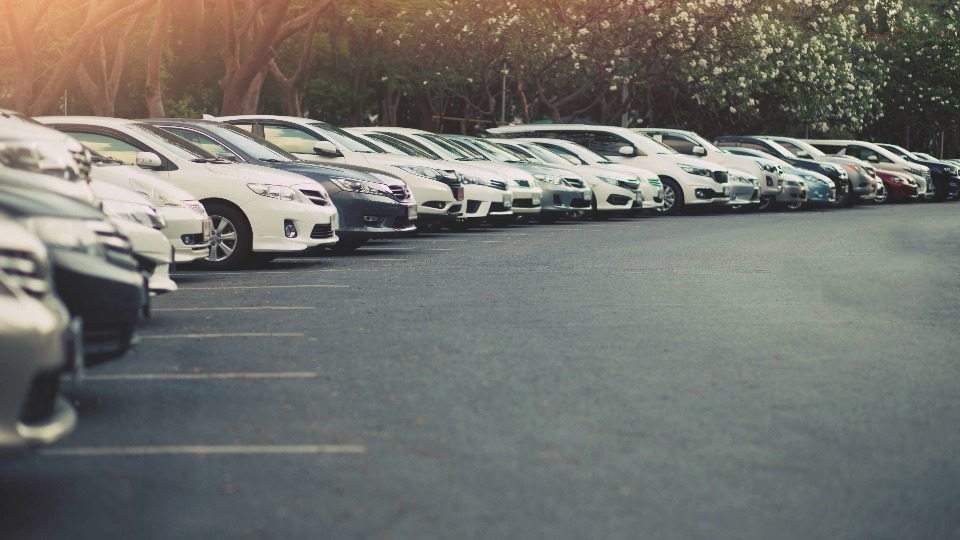 Fahrzeuge warten auf Abholung und Ankauf auf dem Autohof von Auto verkaufen Warstein
